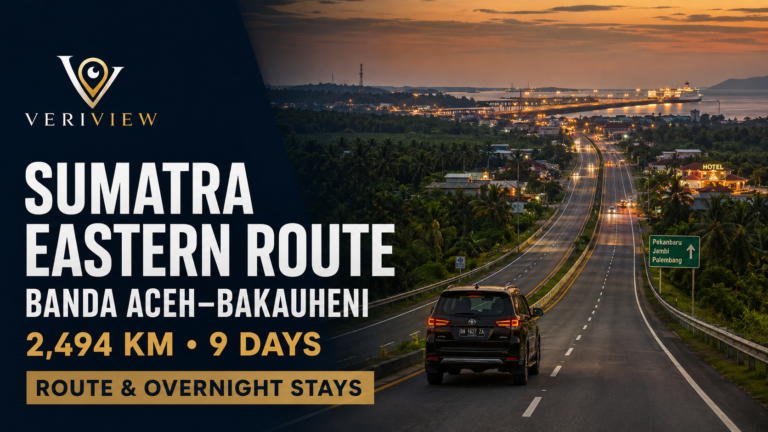 Jalan lintas empat lajur di Sumatera saat matahari terbenam dengan satu kendaraan melaju, rambu arah Pekanbaru Jambi Palembang, dan pelabuhan feri berlampu di kejauhan