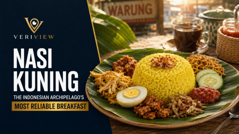 Sepiring nasi kuning dengan ayam suwir, telur, tempe, mi, dan sambal di atas daun pisang