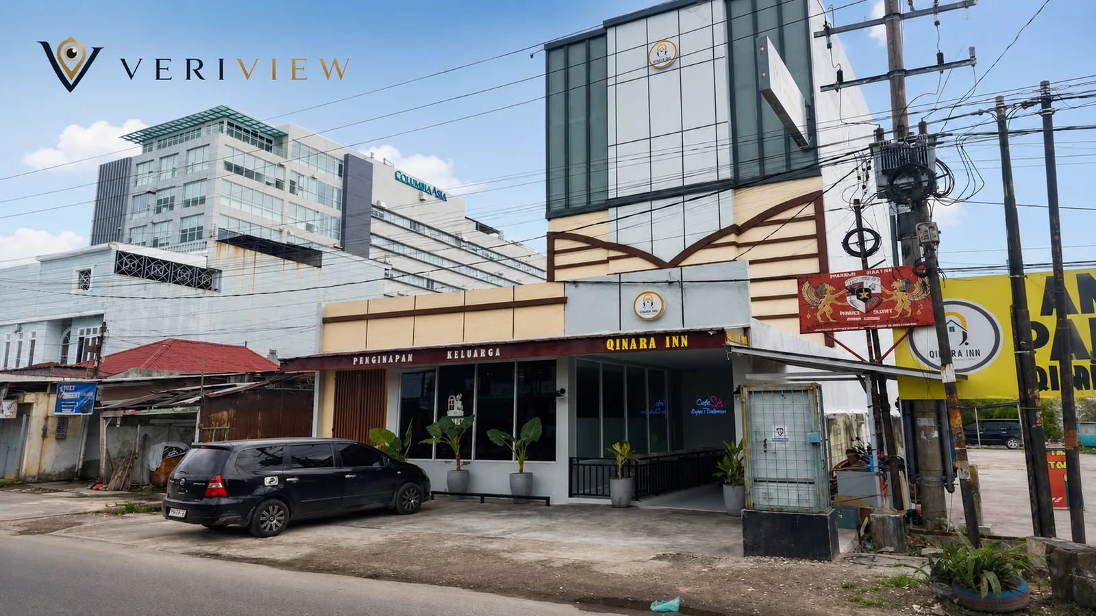 Bangunan Qinara Inn Medan dengan papan nama PENGINAPAN KELUARGA QINARA INN di tepi jalan