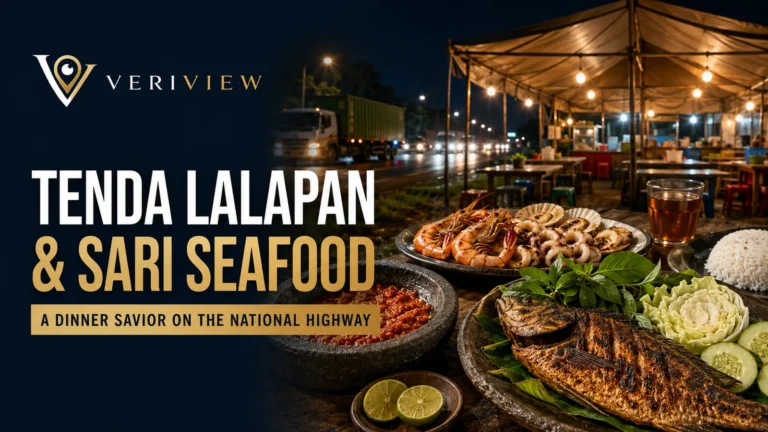 Warung tenda lalapan dan sari laut di tepi jalan nasional pada malam hari: ikan bakar, udang, cumi, sambal ulek, lalapan, dan nasi putih di bawah tenda berlampu